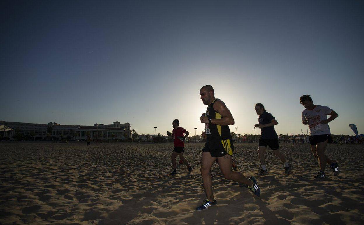 Corredores, al amanecer en la anterior edición de la prueba. 