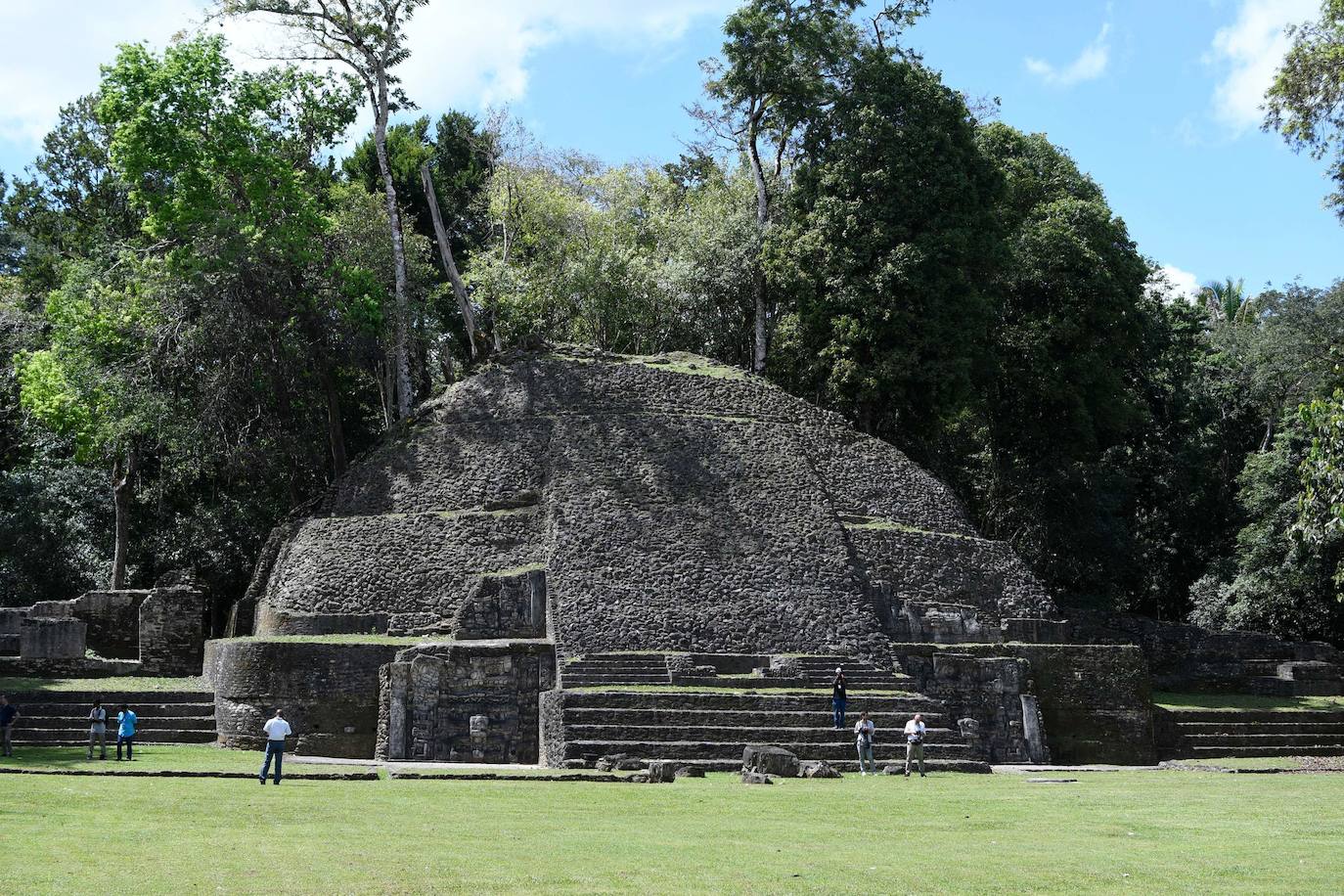 Muchos de los turistas que se desplazan hasta Belice lo hacen para bucear en su asombrosa barrera de coral, sin embargo este país de la costa este de América Central cuenta con una gran cultura maya. Se estima que en Belice existen más de 900 importantes restos arqueológicos de esta importante civilización antigua. Los mayas estuvieron presentes allí desde el 2000 a. C. Vivían especialmente en pantanos costeros, habitaban cayos y explotaban la riqueza de las montañas, celebrando sus ceremonías en el interior de cuevas. Como si fueran unos visitantes más, el príncipe Guillermo y su esposa, la duquesa de Cambridge, se han adentrado en la selva del país con una visita a Caracol, una ciudad maya de la época precolombina que ha sido designada como una reserva arqueológica y que está ubicada en el distrito Cayo. 