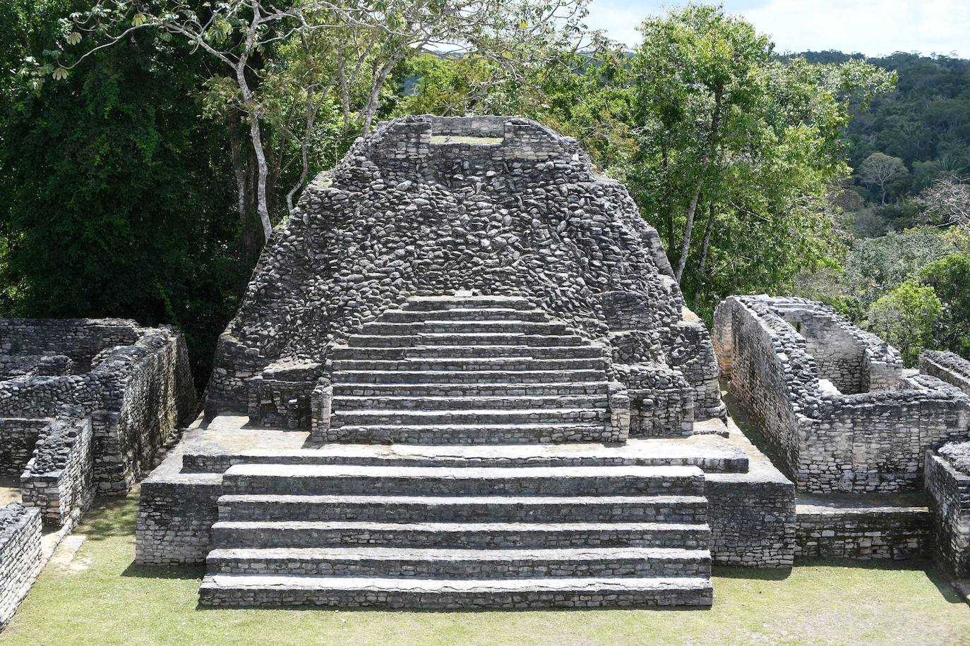 Muchos de los turistas que se desplazan hasta Belice lo hacen para bucear en su asombrosa barrera de coral, sin embargo este país de la costa este de América Central cuenta con una gran cultura maya. Se estima que en Belice existen más de 900 importantes restos arqueológicos de esta importante civilización antigua. Los mayas estuvieron presentes allí desde el 2000 a. C. Vivían especialmente en pantanos costeros, habitaban cayos y explotaban la riqueza de las montañas, celebrando sus ceremonías en el interior de cuevas. Como si fueran unos visitantes más, el príncipe Guillermo y su esposa, la duquesa de Cambridge, se han adentrado en la selva del país con una visita a Caracol, una ciudad maya de la época precolombina que ha sido designada como una reserva arqueológica y que está ubicada en el distrito Cayo. 