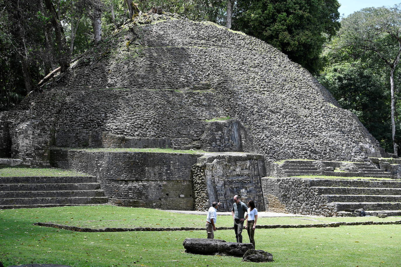 Muchos de los turistas que se desplazan hasta Belice lo hacen para bucear en su asombrosa barrera de coral, sin embargo este país de la costa este de América Central cuenta con una gran cultura maya. Se estima que en Belice existen más de 900 importantes restos arqueológicos de esta importante civilización antigua. Los mayas estuvieron presentes allí desde el 2000 a. C. Vivían especialmente en pantanos costeros, habitaban cayos y explotaban la riqueza de las montañas, celebrando sus ceremonías en el interior de cuevas. Como si fueran unos visitantes más, el príncipe Guillermo y su esposa, la duquesa de Cambridge -en la imagen-, se han adentrado en la selva del país con una visita a Caracol, una ciudad maya de la época precolombina que ha sido designada como una reserva arqueológica y que está ubicada en el distrito Cayo. 