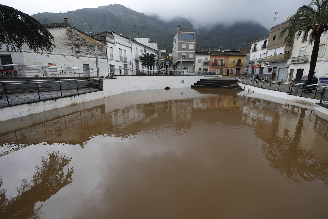 Tras nueve días consecutivos de lluvia, el río Vaca, a su paso por Simat de Valldigna, se ha desbordado. 