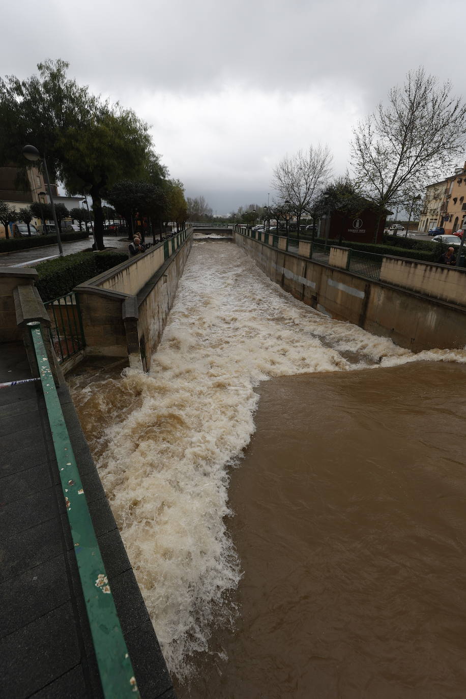 Tras nueve días consecutivos de lluvia, el río Vaca, a su paso por Simat de Valldigna, se ha desbordado. 