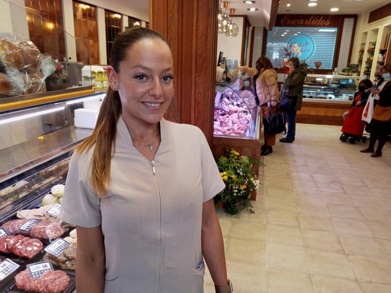 Carla Serrano inaugura su nueva carnicería