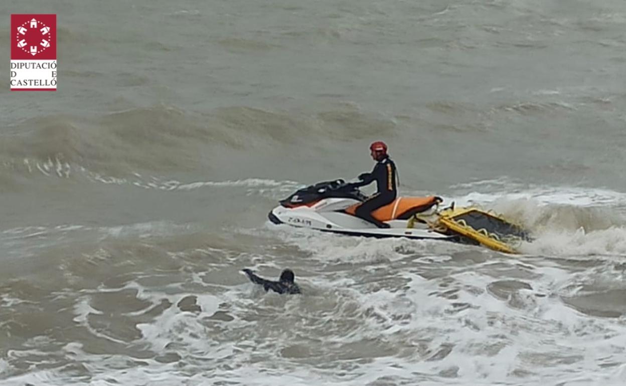 Un momento del rescate acuático realizado por dos bomberos. 