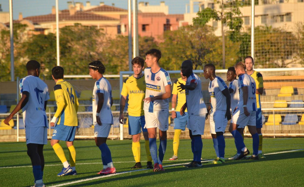 Jugadores del Dénia y del At. Benidorm durante un partido. 