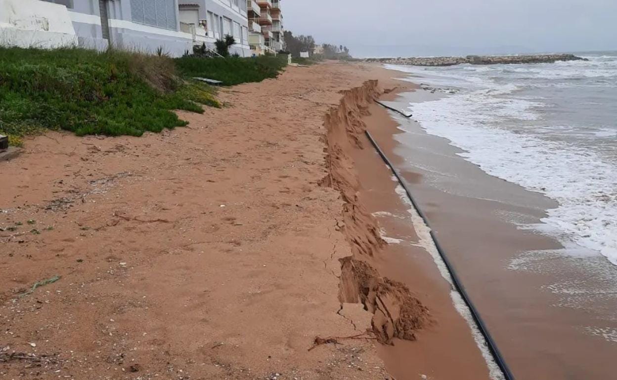Escalón de más de medio metro que ha dejado el temporal en la playa de Tavernes. 