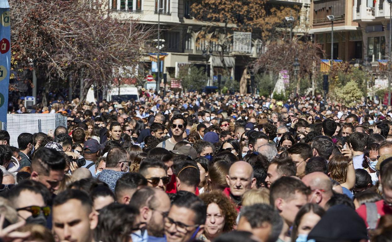 Asistentes a una de las mascletaes de la plaza del Ayuntamiento de Valencia, buena parte de ellos sin mascarilla.