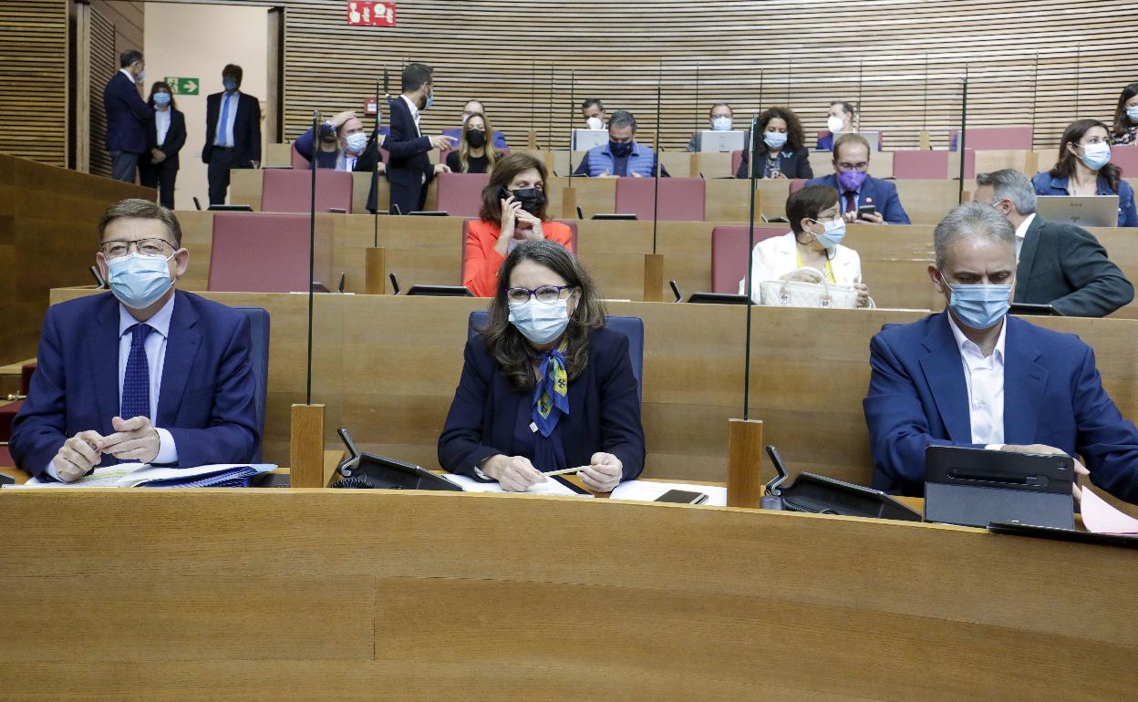 El presidente Puig (PSPV), la vicepresidenta Oltra (Compromís) y el vicepresidente segundo Illueca (Podemos), en Les Corts. 