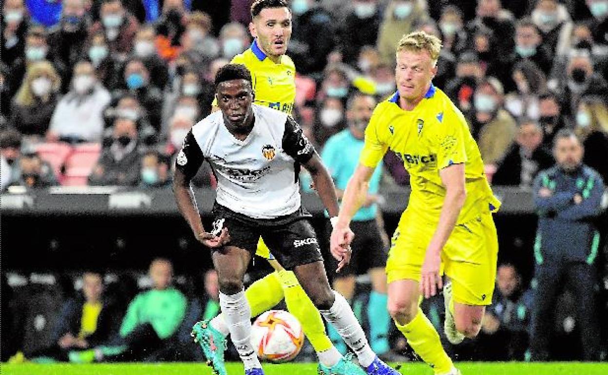 Ilaix Moriba, junto al cadista Jonsson, en el partido de Copa del Rey frente al Cádiz en Mestalla. 