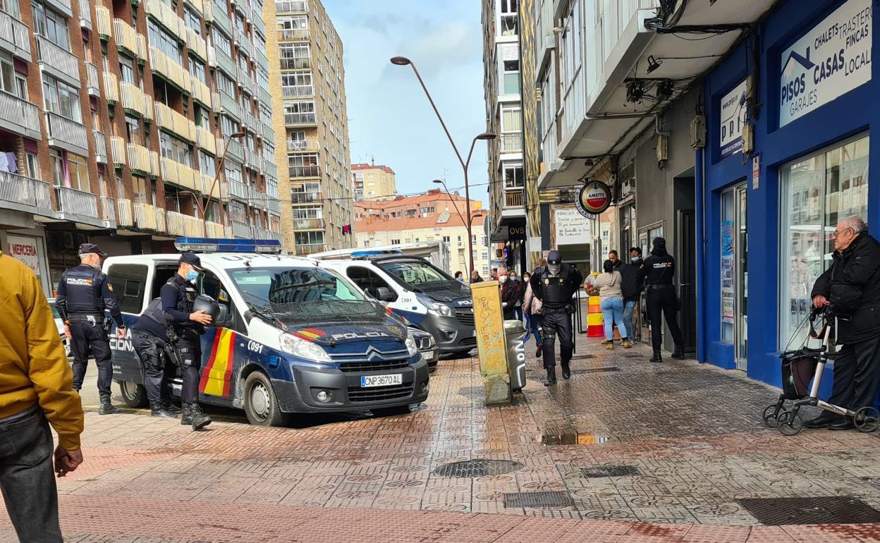 La Policía Nacional se ha desplegado en el lugar de los hechos.