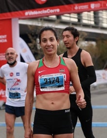 Imagen secundaria 2 - Salida de la prueba (arriba) y triunfal llegada de los ganadores de la Volta a Peu Runners Ciutat de València. 