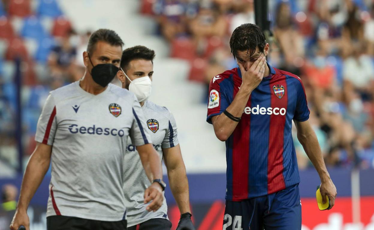 José Campaña se retira del campo durante el partido entre el Levante y el Rayo Vallecano.