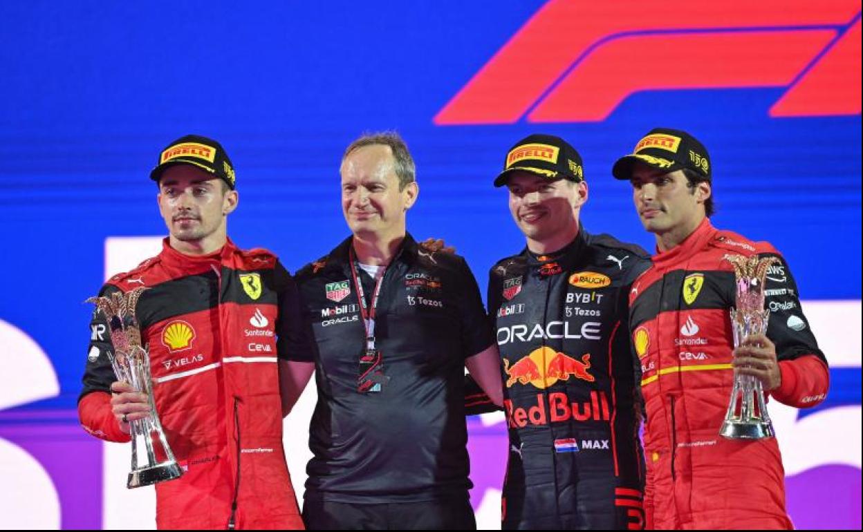 Charles Leclerc, el ingeniero jefe de Red Bull Paul Monaghan, Max Verstappen y Carlos Sainz. 