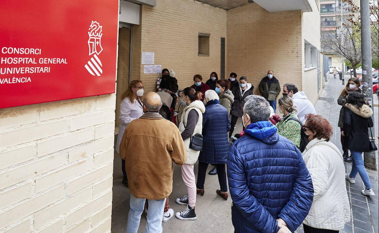 Pacientes esperan su turno a las puertas de un centro de salud valenciano.