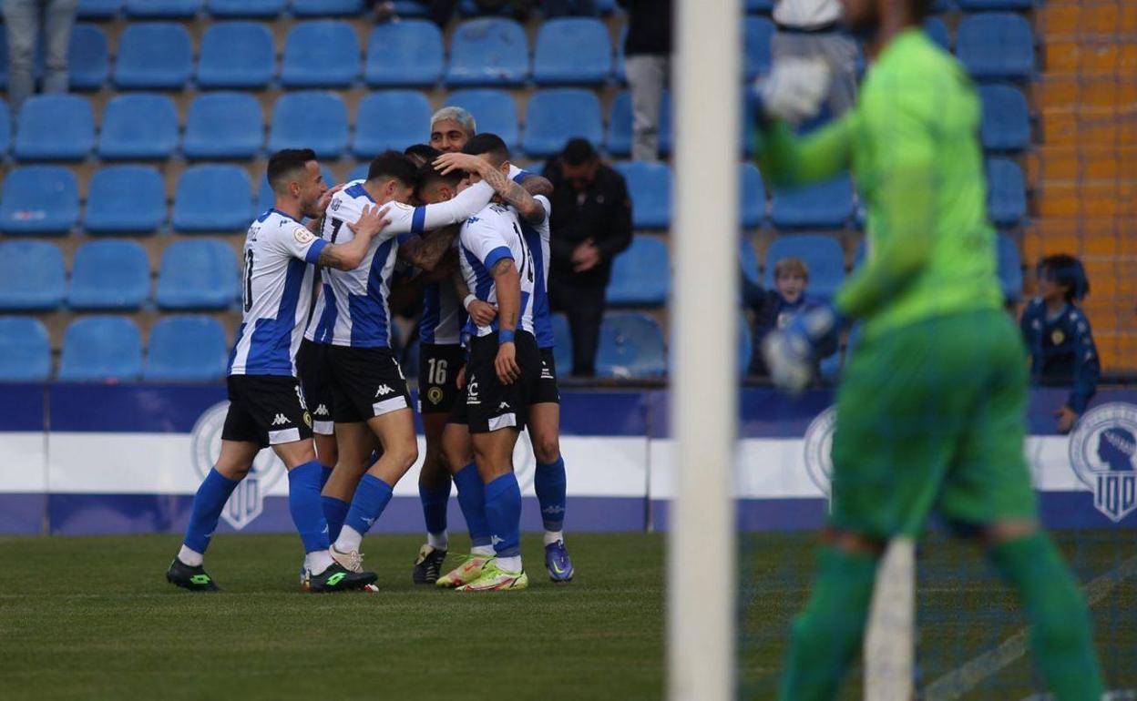 Jugadores del Hércules celebran un gol en el estadio blanquiazul. 