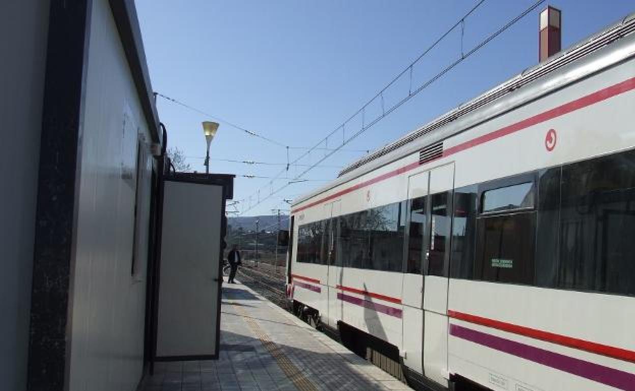 Barracones en los que se venden los billetes de tren en la estación de l'Alcúdia de Crespins. 