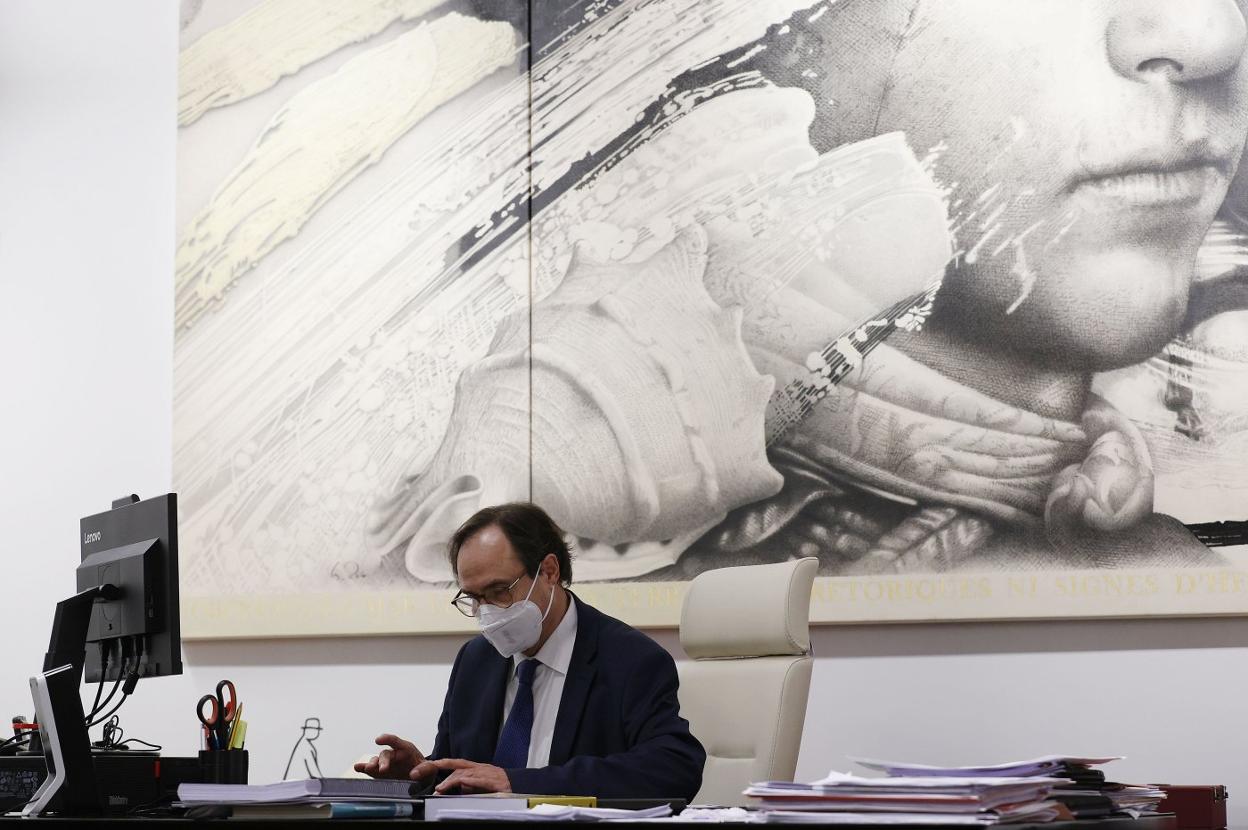 El conseller de Hacienda, Vicent Soler, trabajando en su despacho. jesús signes