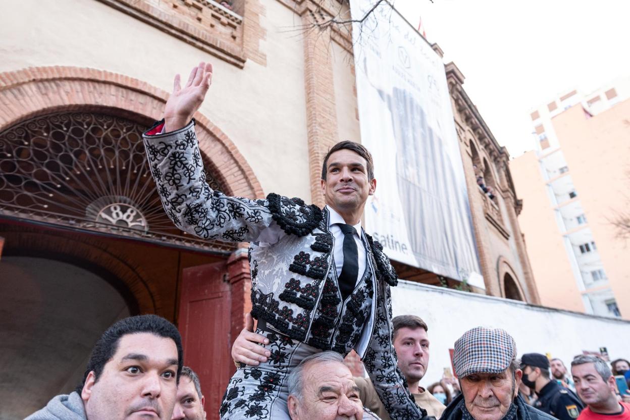 Manzanares sale a hombros en el cierre de los festejos taurinos de la Magdalena. MANOLO NAVARRO