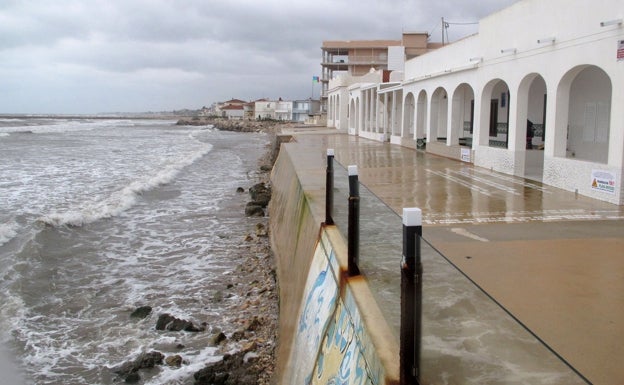 Imagen principal - Tramos de las playas de Dénia afectadas por el temporal. 