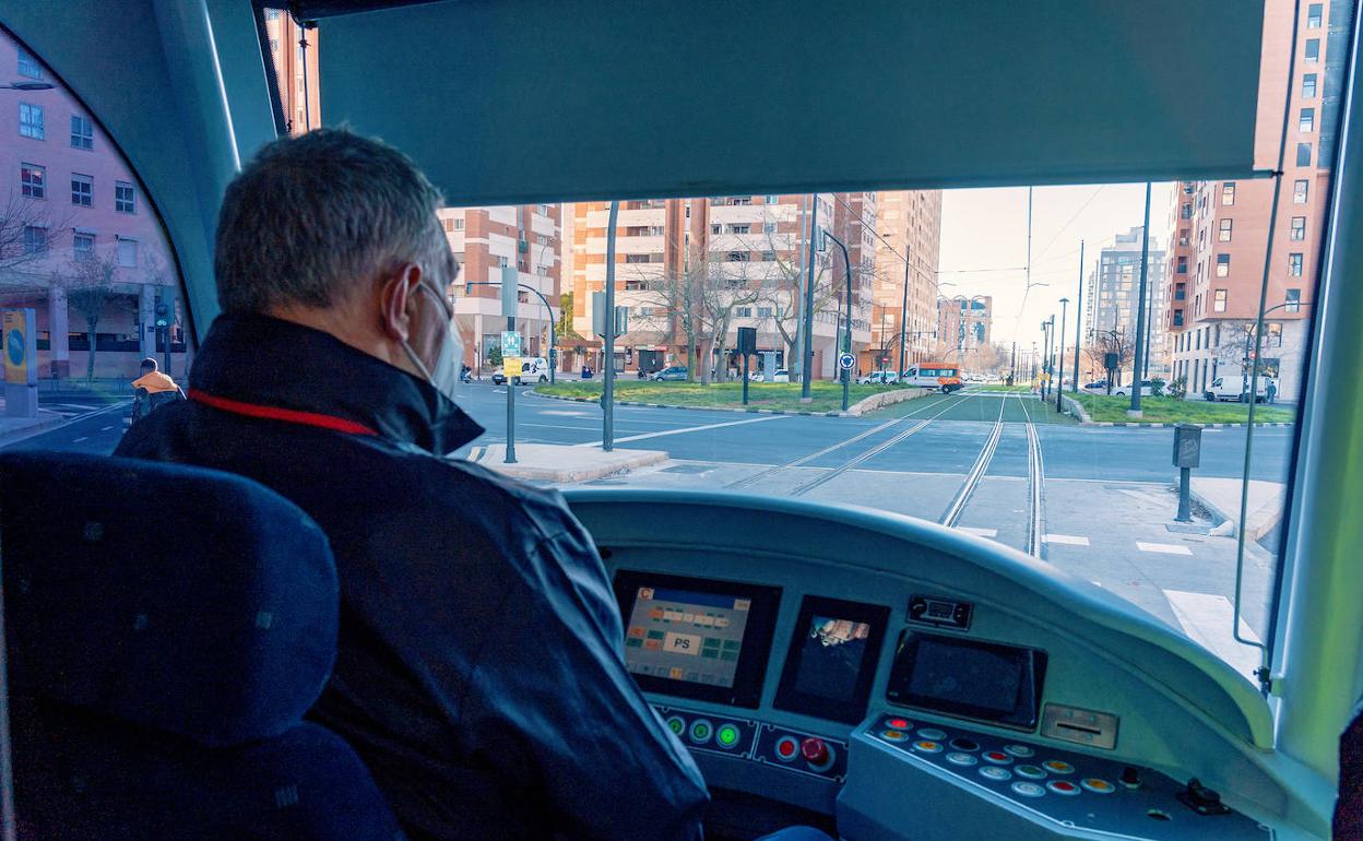 Conductor del tranvía en pruebas. 