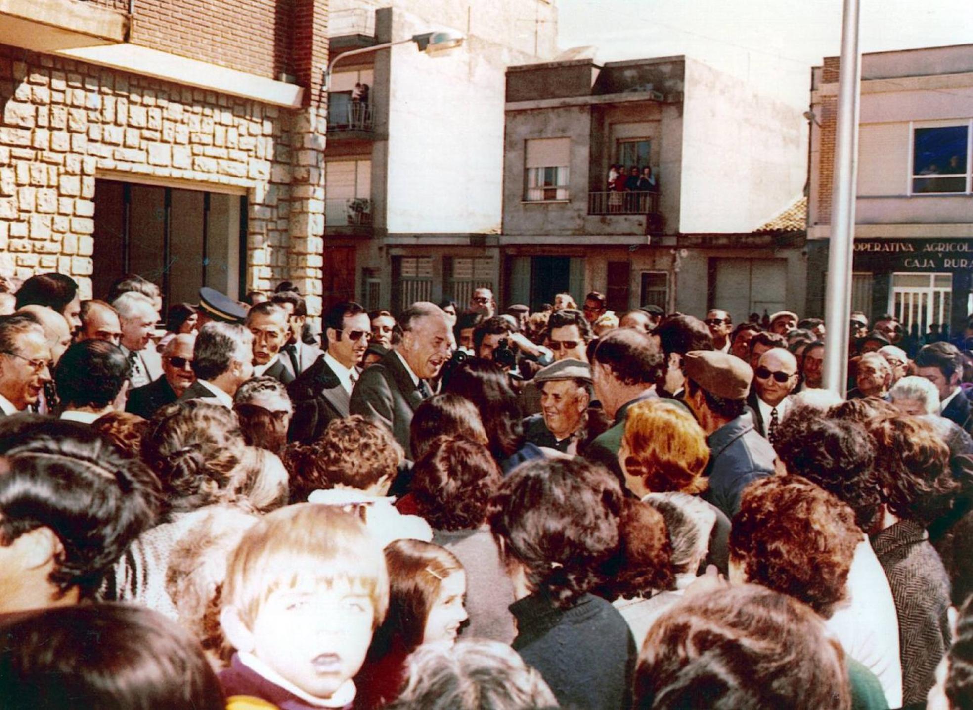 Multitudinaria llegada de Henry Ford a Almussafes. 