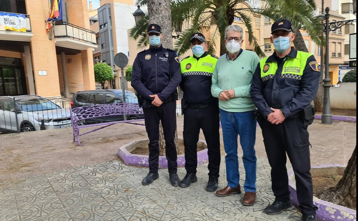 El alcalde Ramón Marí, con los agentes de la Policía Local. 