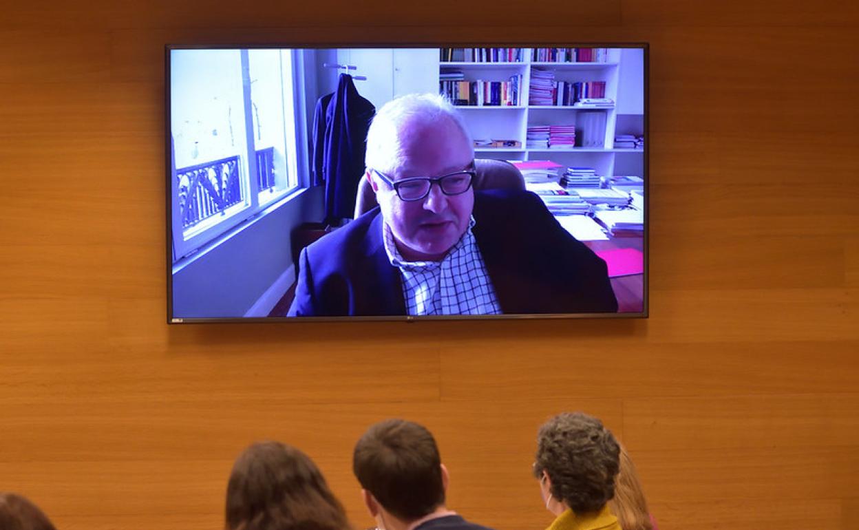 Ángel de la Fuente comparece por videoconferencia en Les Corts. 