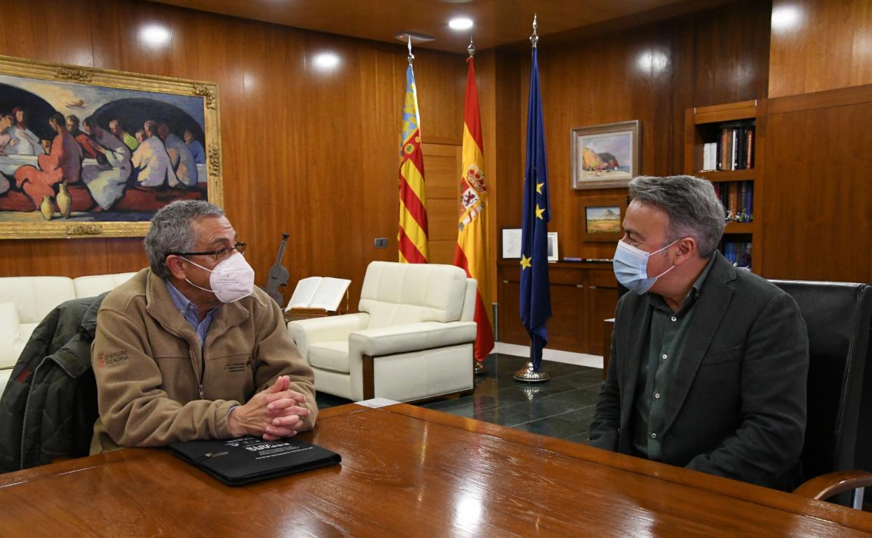 Imagen de la reunión mantenida por Chulvi con Hernández