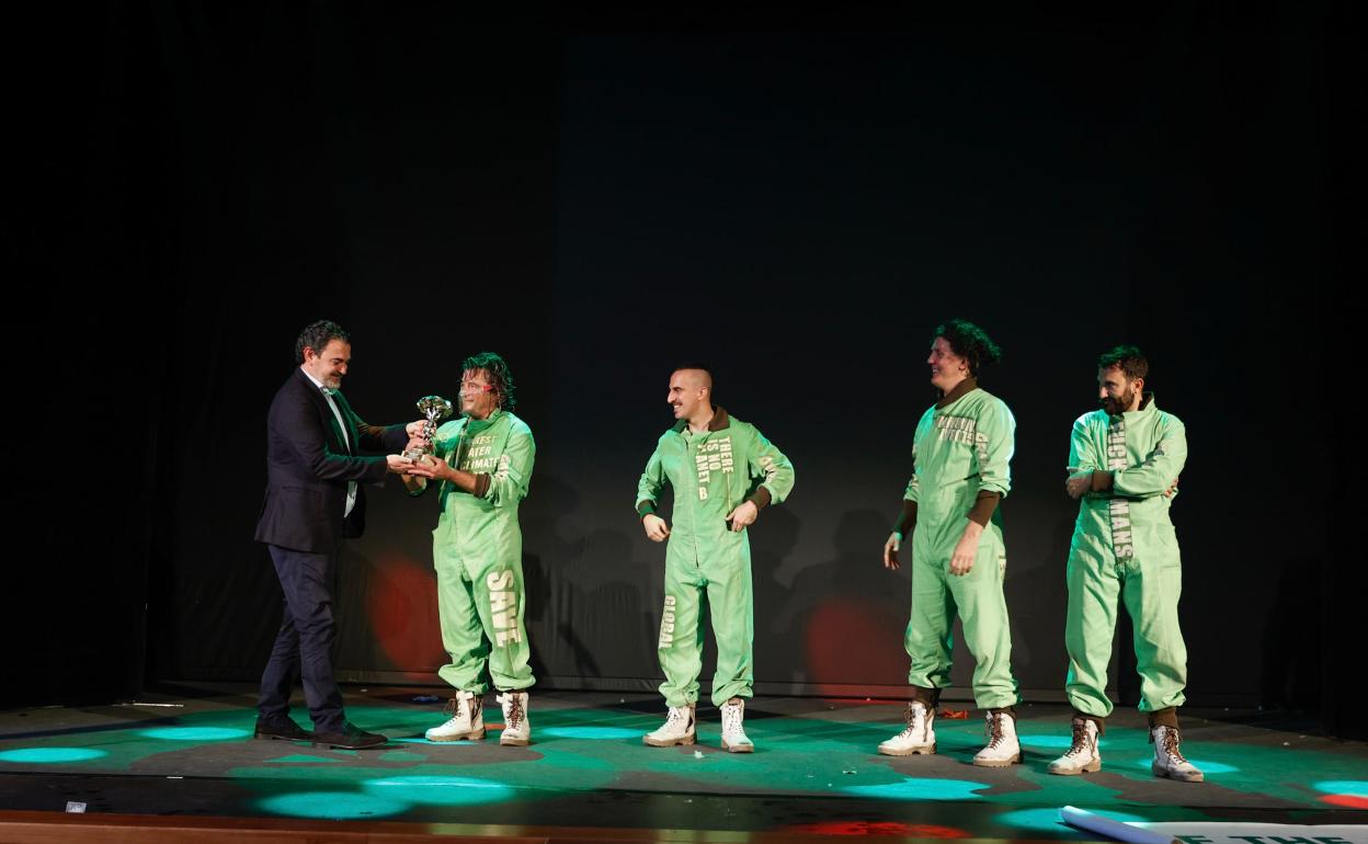 Vicente Arques hace entrega del galardón a los actores de Yllana