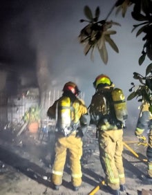 Imagen secundaria 2 - Así han apagado las llamas los bomberos en el incendio de esta vivienda en Crevillente. 