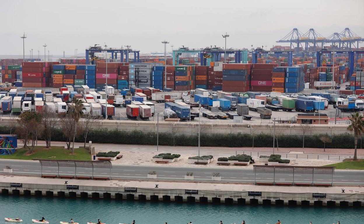 Contenedores apilados en el puerto de Valencia. 