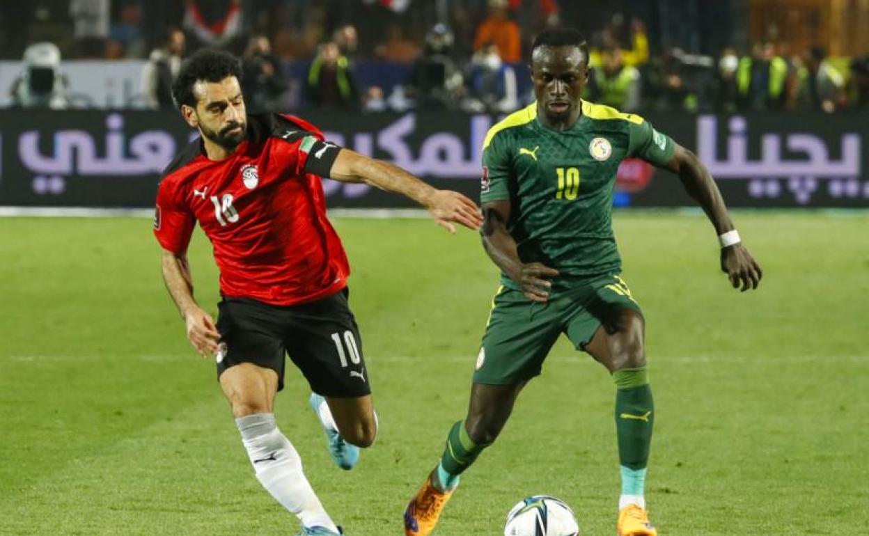 Sadio Mané (d) y Mohamed Salah, en el partido entre Senegal y Egipto. 