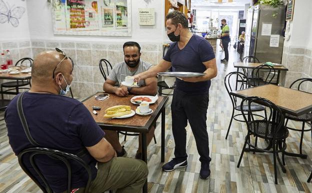 El investigador Salvador Peiró señala la fecha mínima para el fin de la mascarilla en interiores 