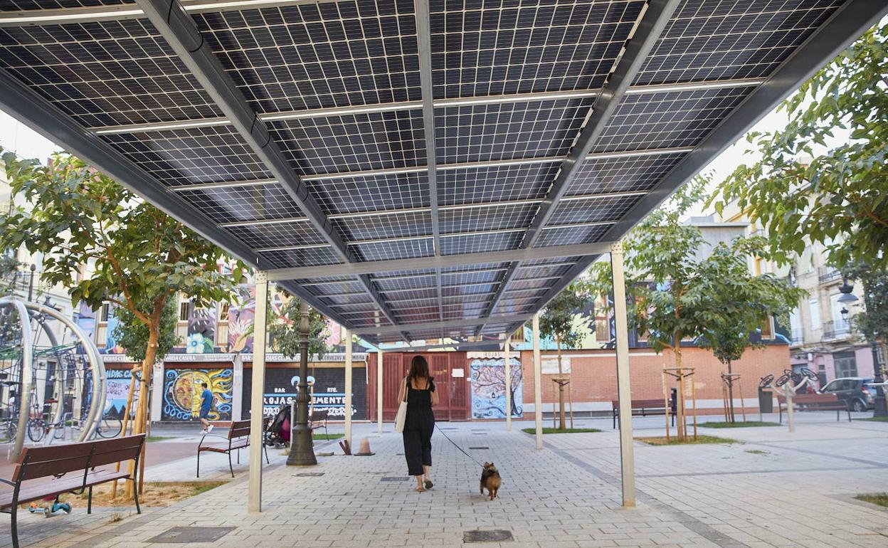 Placas solares en la plaza vecina al mercado de Rojas Clemente. 