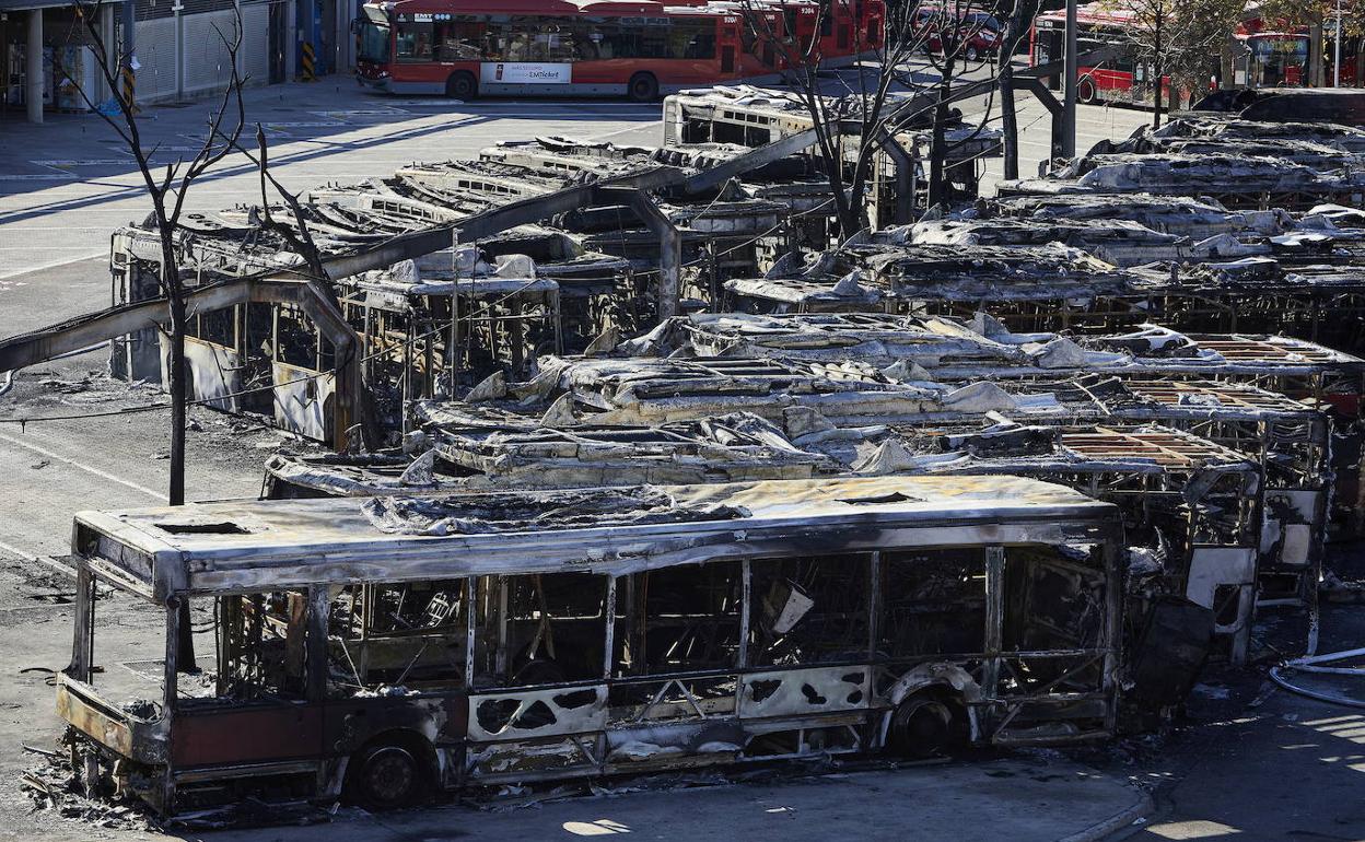 Autobuses calcinados en las cocheras de San Isidro, en diciembre de 2020. 