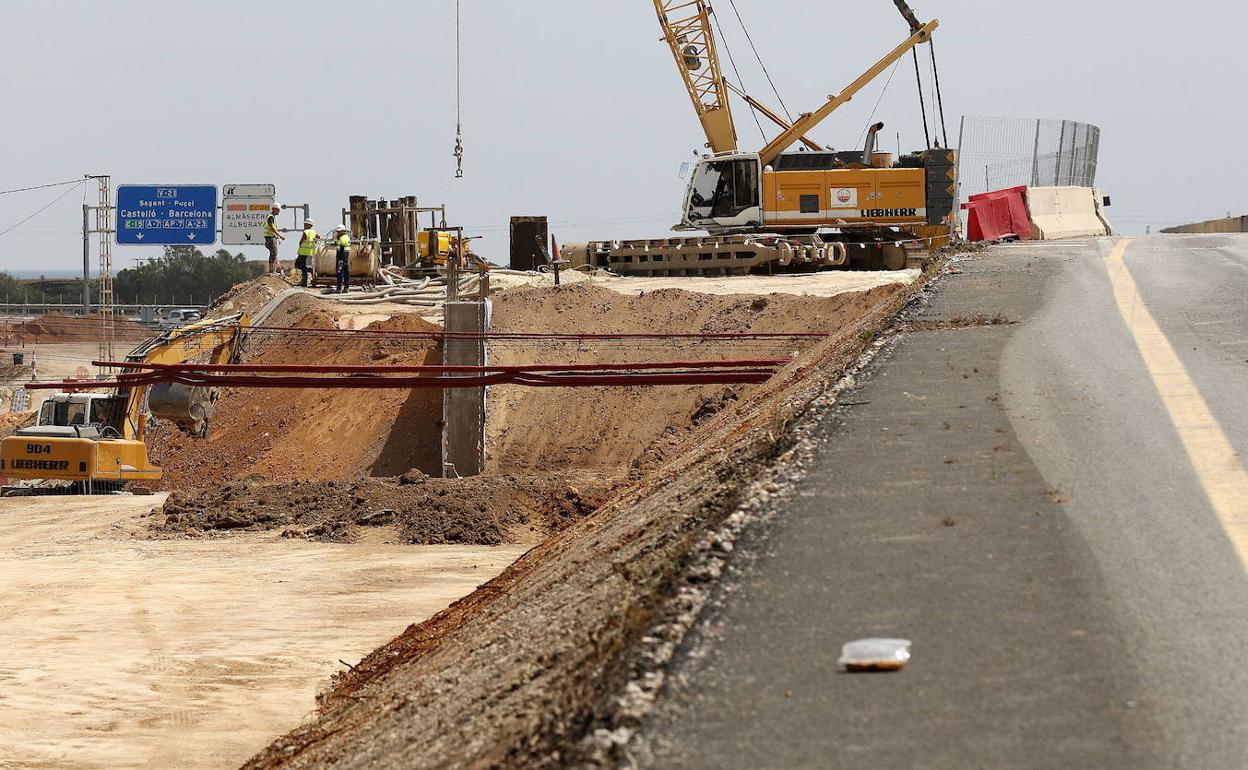 Obras de ampliación de la V-21 en Valencia. 