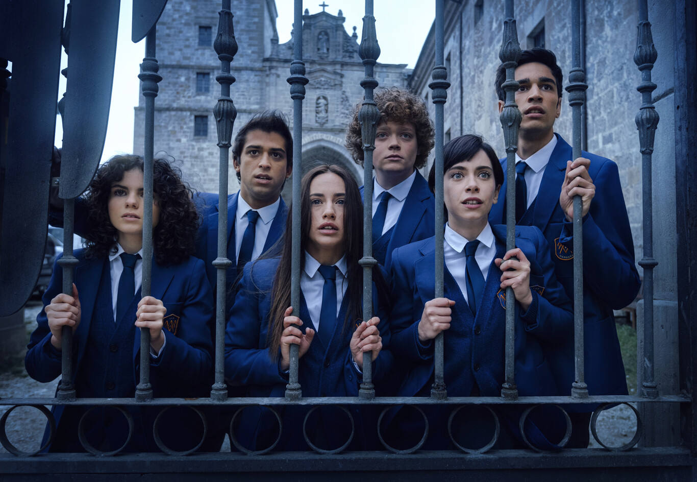 'El Internado: Las Cumbres' | Plataforma: Prime Video. Estreno: Segunda temporada el 1 de abril. Sinopsis: El motín que sucedió a la muerte de Elías indignó a la directora, que ahora impone una disciplina incluso más fuerte que la que ya regía en el centro. Además, tras la muerte de Rita, ya nadie duda de que un asesino en serie, un supuesto imitador del Nido del Cuervo, es el responsable de los crímenes. Reparto: Asia Ortega, Albert Salazar, Daniel Arias, Daniela Rubio, Claudia Riera, Paula del Río, Gonzalo Díez, Carlos Alcaide, Natalia Dicenta, Ramiro Blas, Mina El Hammani y Joel Bosqued, entre otros.