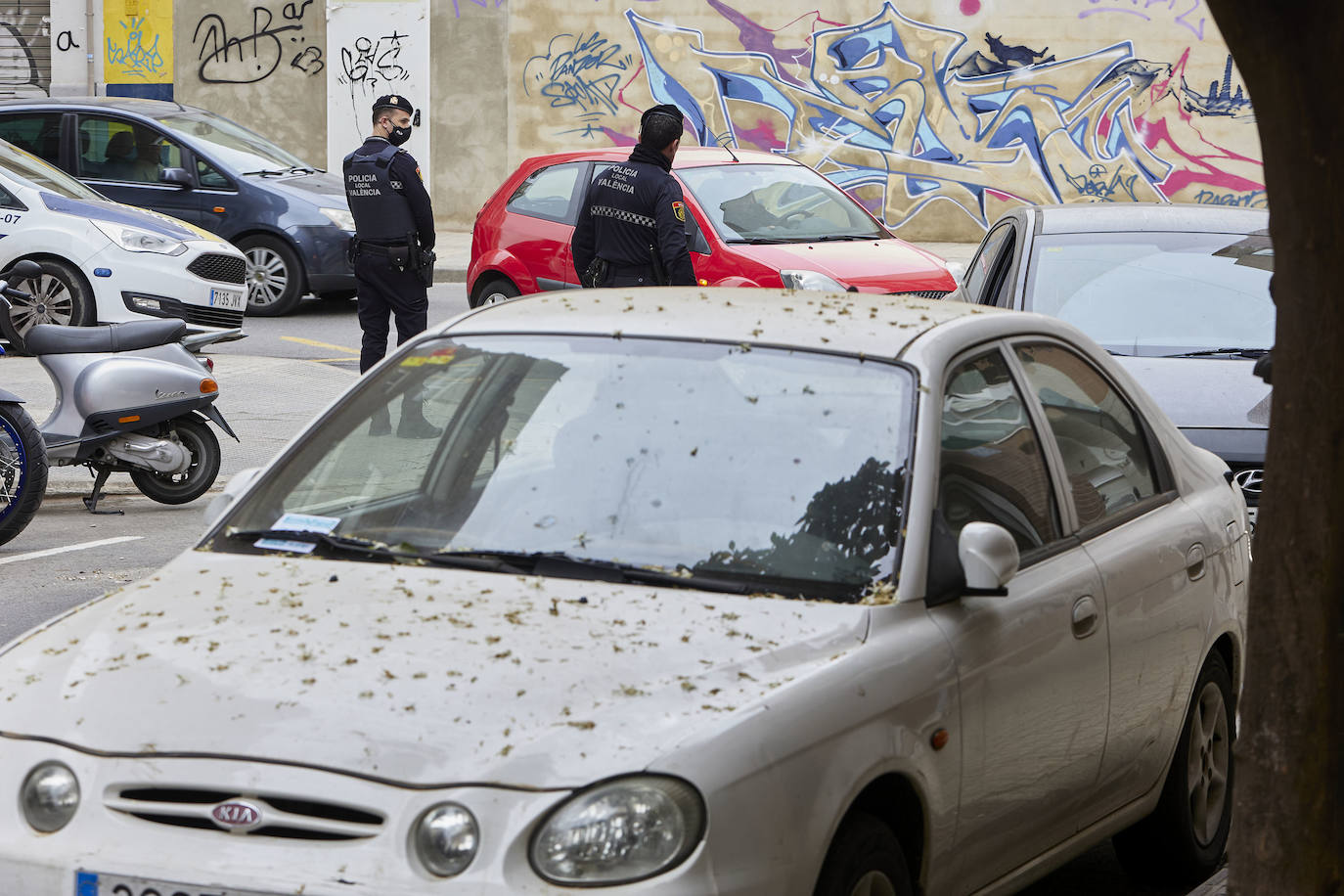 Los vecinos de Orriols viven con miedo a los okupas en un barrio devastado por la delincuencia y la ocupación ilegal. 