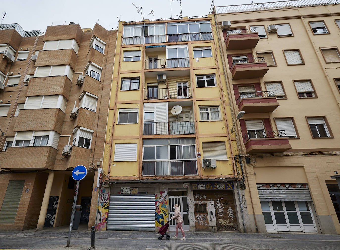 Los vecinos de Orriols viven con miedo a los okupas en un barrio devastado por la delincuencia y la ocupación ilegal. 