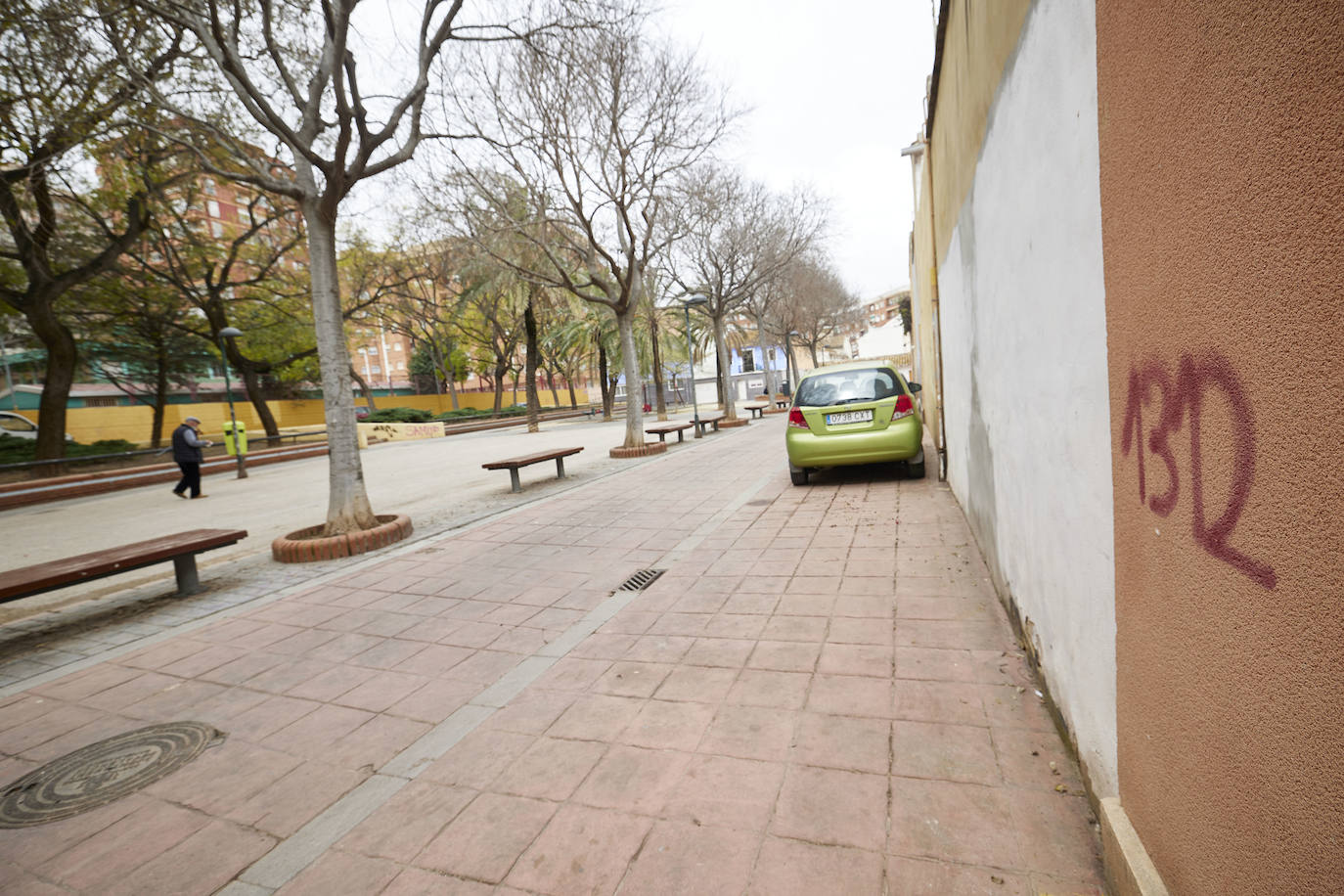 Los vecinos de Orriols viven con miedo a los okupas en un barrio devastado por la delincuencia y la ocupación ilegal. 