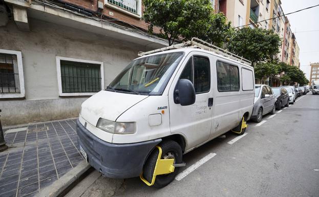 Imagen principal - Okupas en Valencia | «Vivo entre rejas para que no me ocupen la casa»