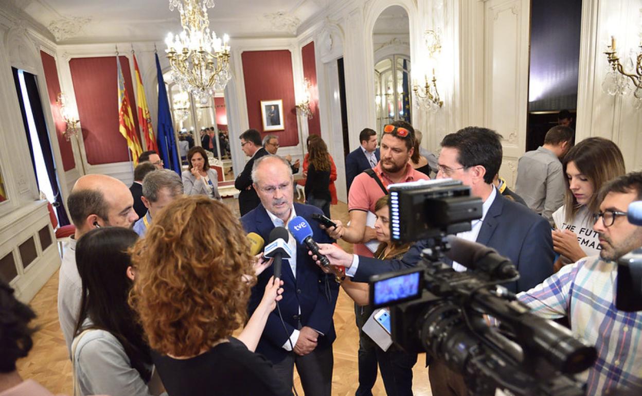 Ricardo García Macho, presidente del Consejo de Transparencia, comparece en Les Corts ante los medios de comunicación. 