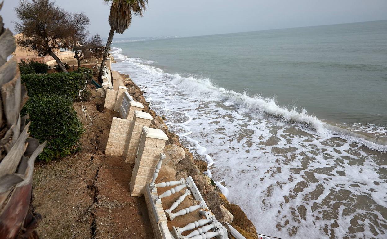 El mar se ha comido la playa de la Goleta en Tavernes. 