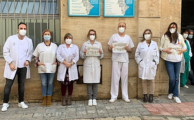 Imagen principal - Protestas frente a varios centros de salud valencianos.