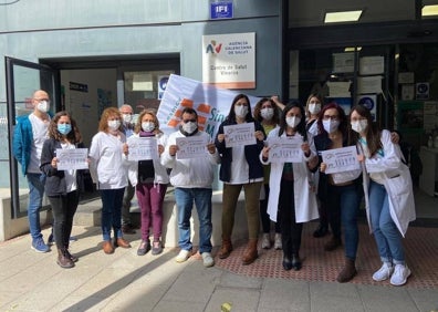 Imagen secundaria 1 - Protestas frente a varios centros de salud valencianos.