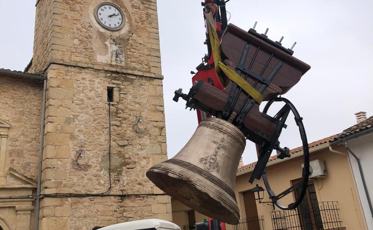 Momento de la instalación de las campanas en la torre de la iglesia de Bèlgida. 