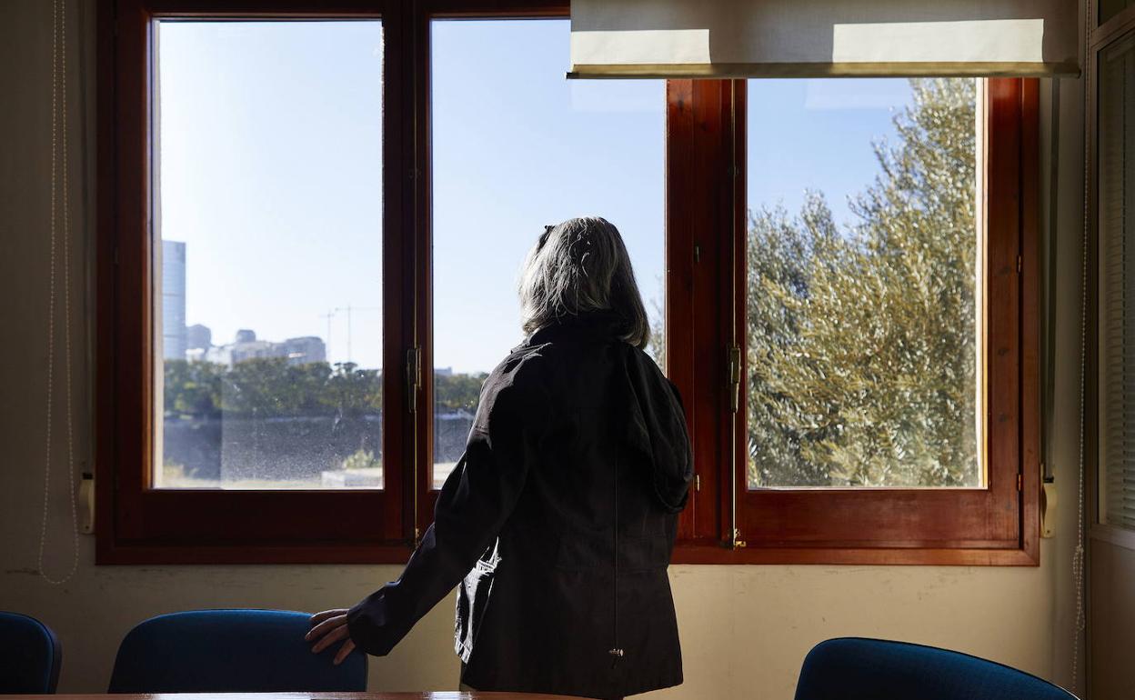 Una víctima de malos tratos mira por una ventana, en una imagen de archivo. 