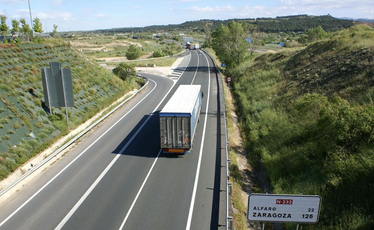 Un camión circula por una carretera.