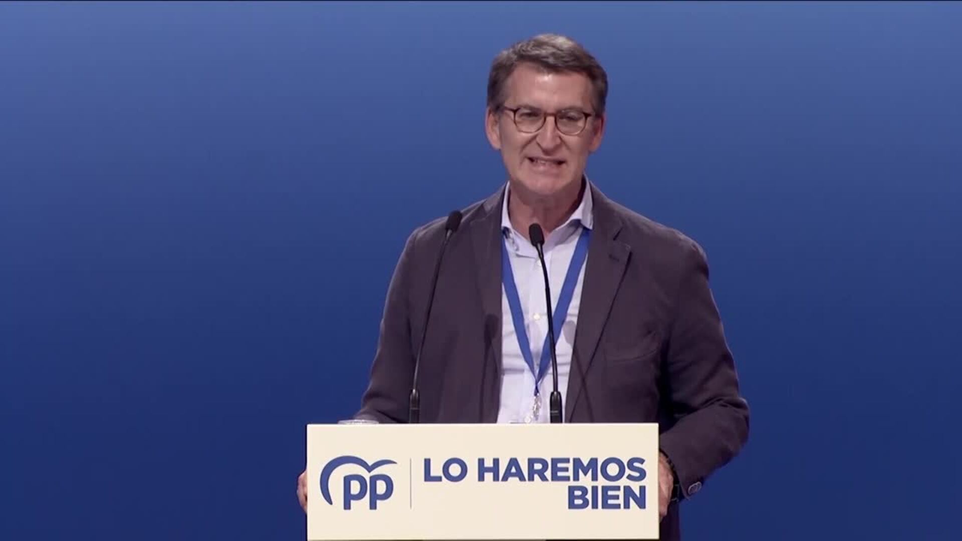 Feijóo da las gracias a Casado por sujetar la bandera del PP