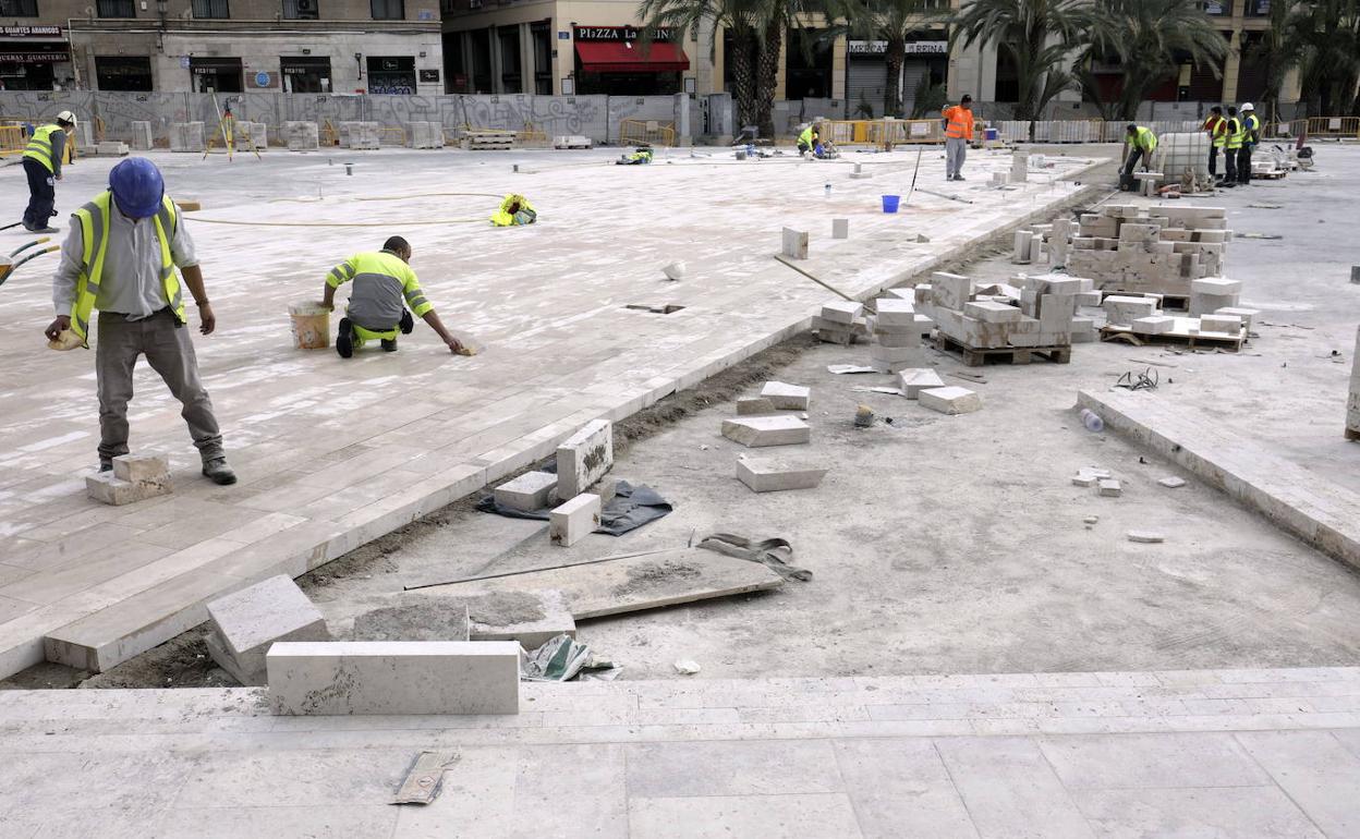 Obras de pavimentación de la plaza de la Reina. 